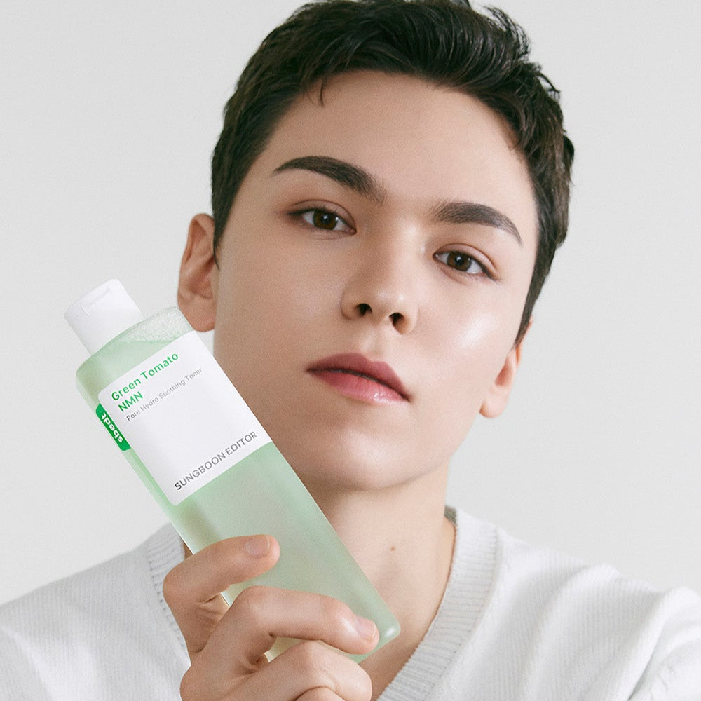 SUNGBOON EDITOR Green Tomato NMN Pore Hydro Soothing Toner 350g held by a person with clear complexion, 350g bottle shown.