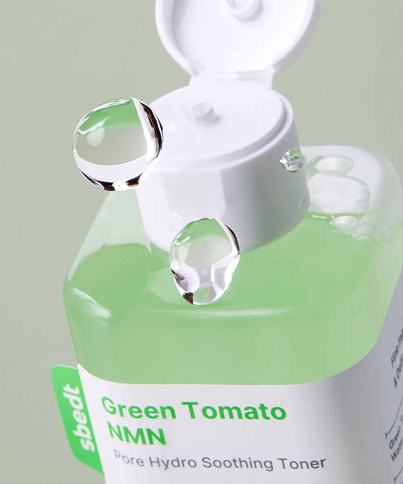 SUNGBOON EDITOR Green Tomato NMN Pore Hydro Soothing Toner 350g close-up with droplets on dispenser
