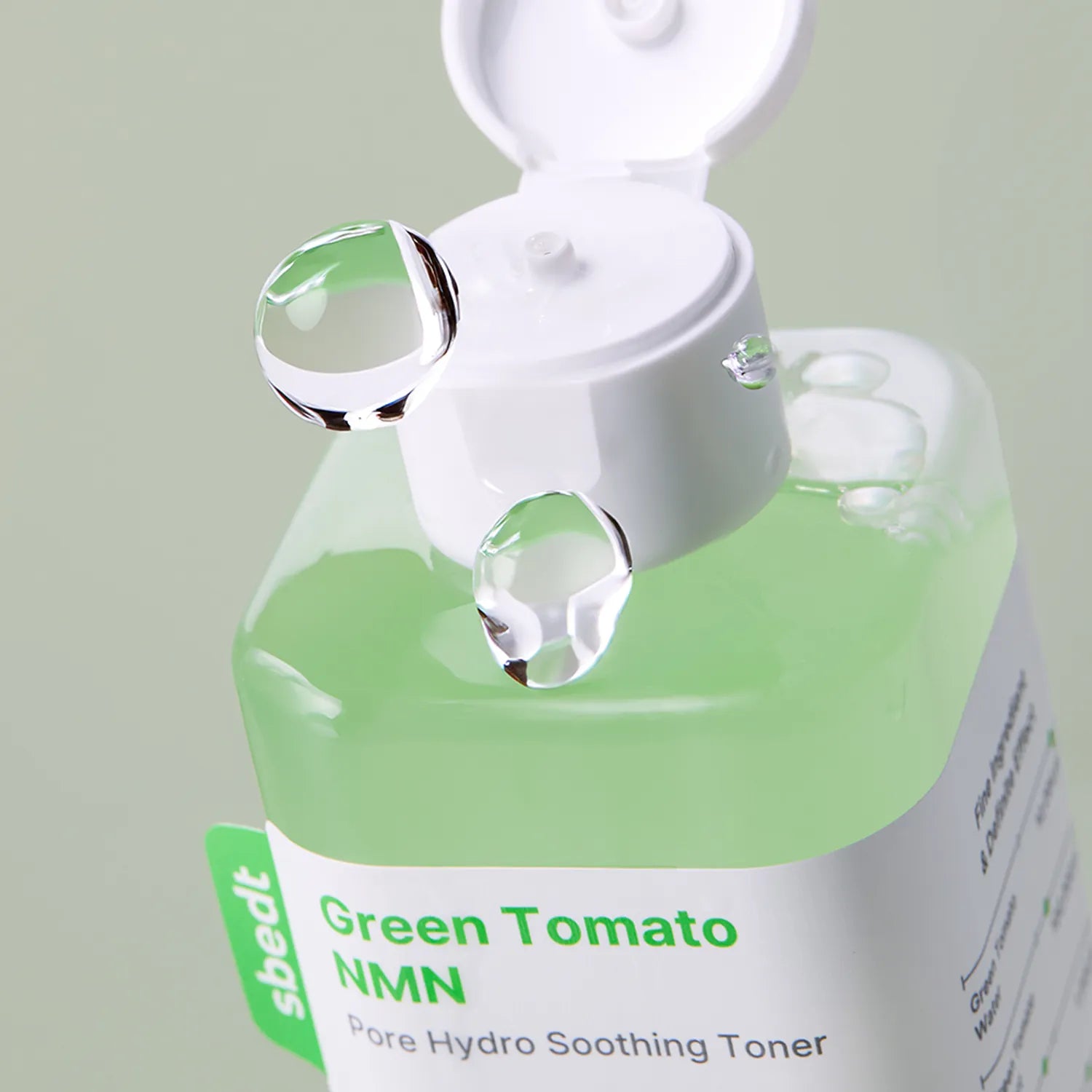 SUNGBOON EDITOR Green Tomato NMN Pore Hydro Soothing Toner 350g close-up with droplets on dispenser