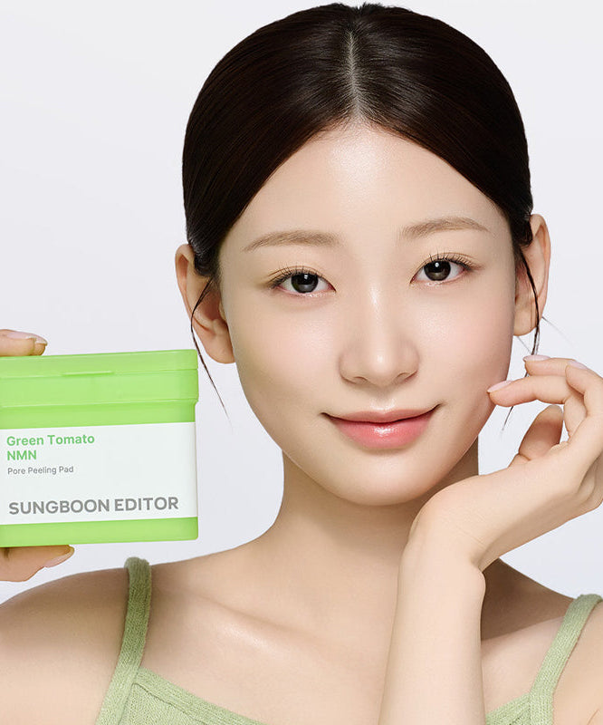 SUNGBOON EDITOR Green Tomato NMN Pore Peeling Jumbo Pad 60 Pads held by a woman, showcasing skincare benefits.