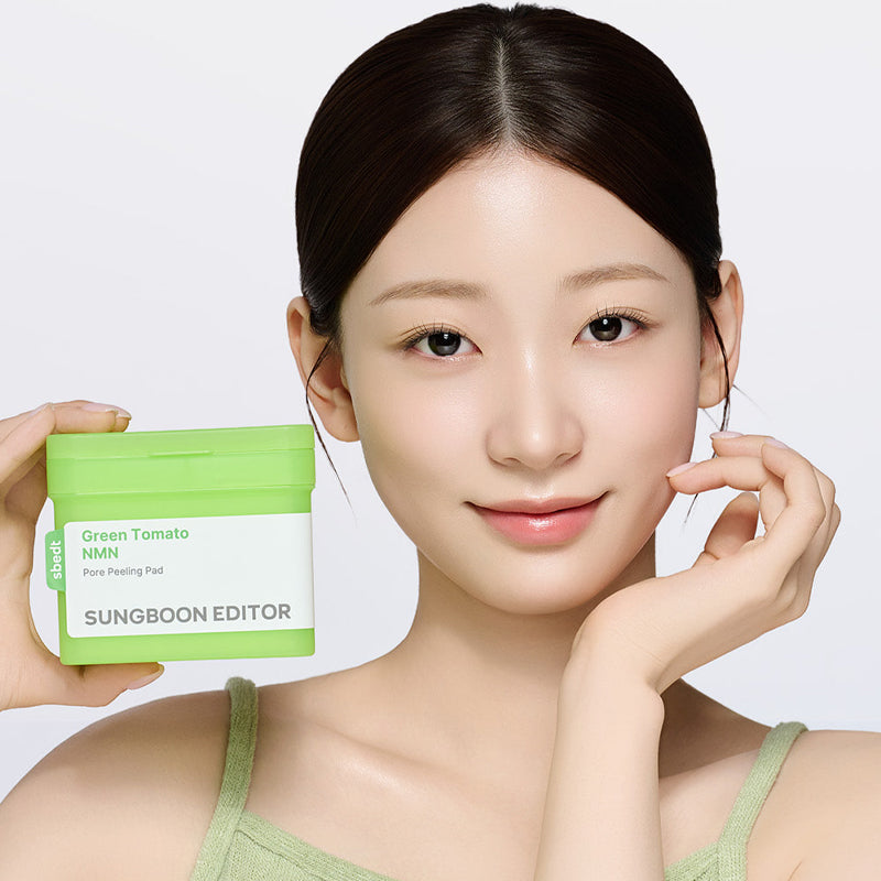 SUNGBOON EDITOR Green Tomato NMN Pore Peeling Jumbo Pad 60 Pads held by a woman, showcasing skincare benefits.