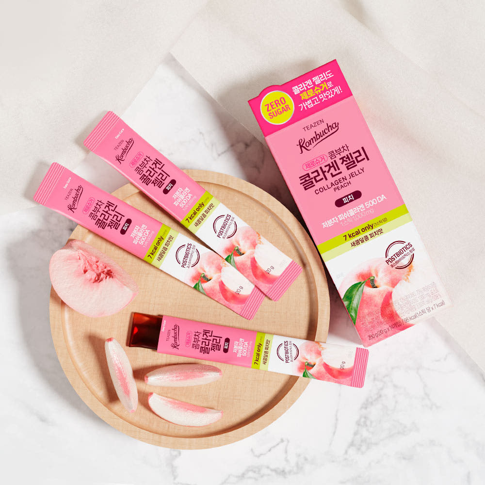 TEAZEN Kombucha Collagen Jelly Peach 14 Sticks displayed with fresh peach slices on a wooden plate.
