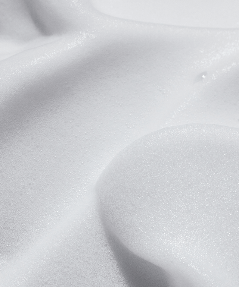 Texture of TOOQ Creamy Cleansing Pump 250ml showcasing its luxurious foam and creamy consistency.