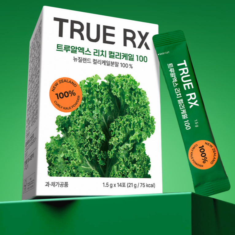 TRUE RX Rich Curly Kale Powder 100% packaging and stick pack displayed on a green background