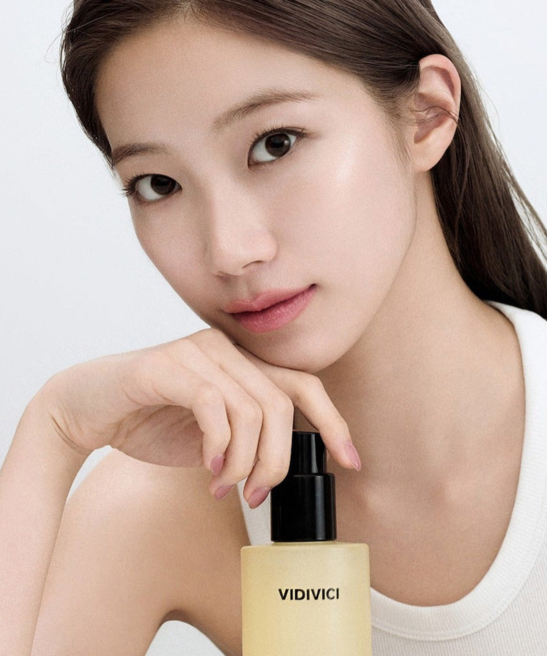 Woman holding VIDIVICI Clear Gentle Calming Deep Oil 300ml bottle.