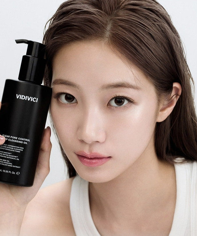Model holding VIDIVICI Clear Pore Control Deep Cleansing Oil 300ml bottle