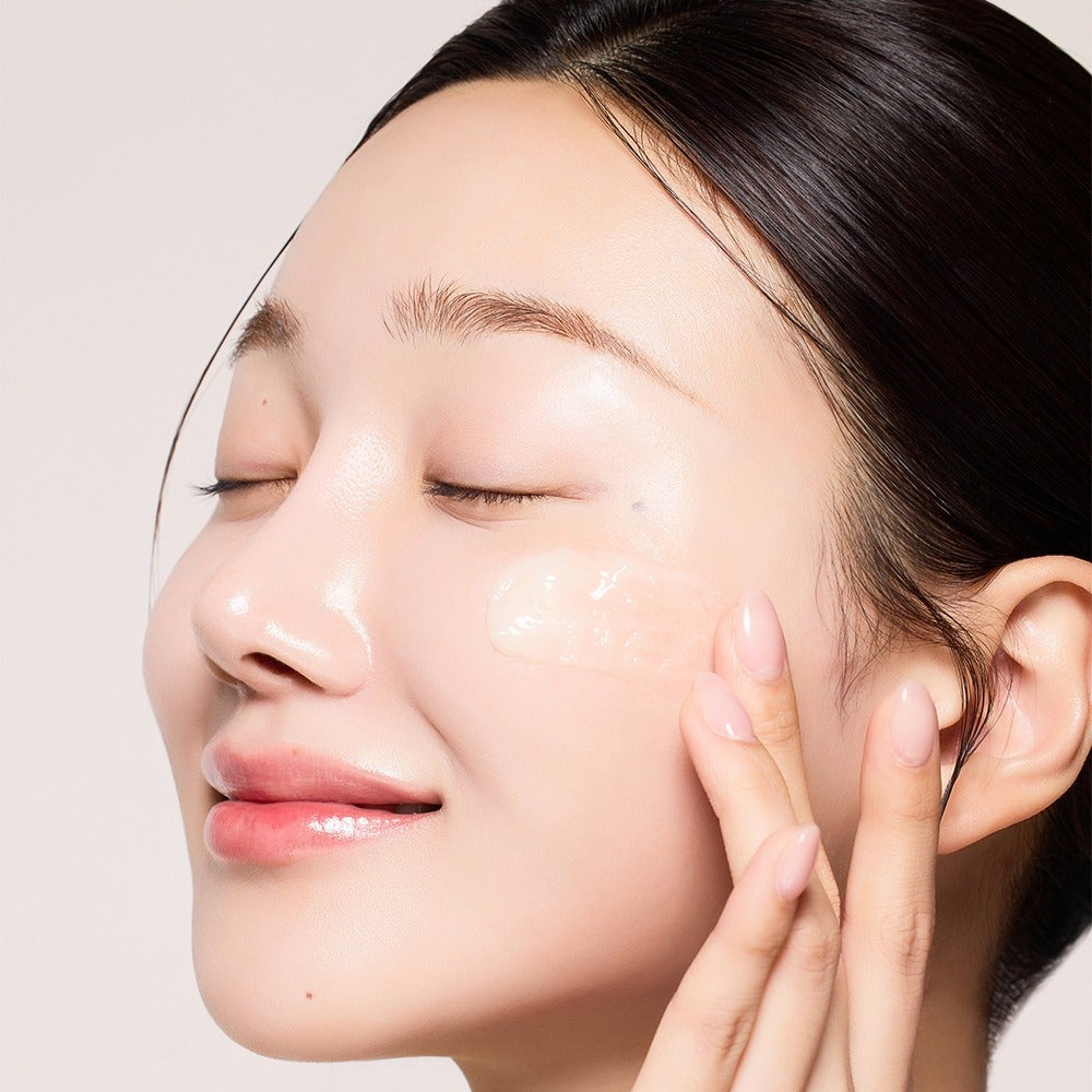 Woman applying VIDIVICI Face Clear Rich Melting Cleansing Balm 100ml for smooth and radiant skin.