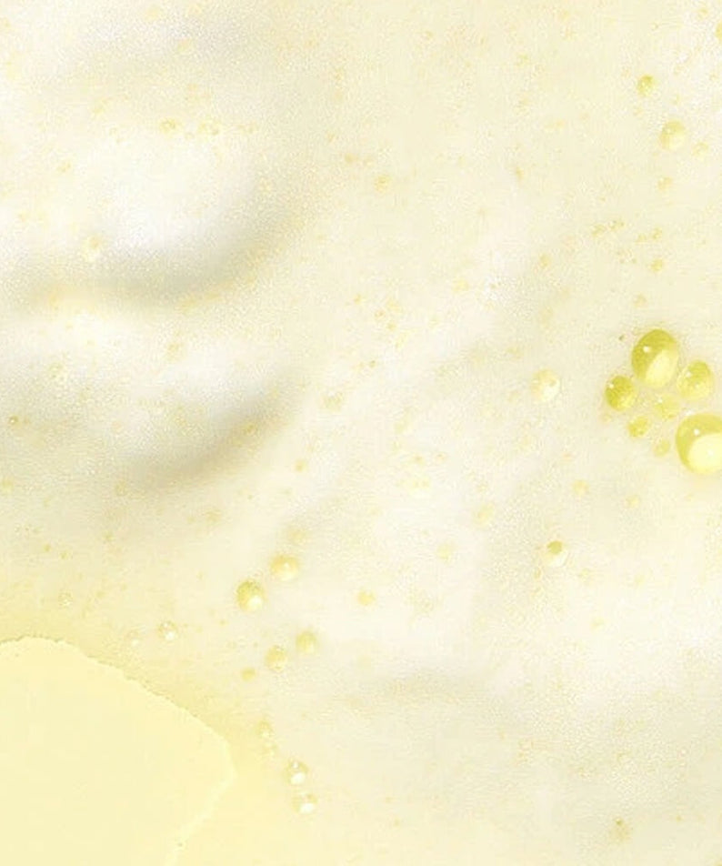 Texture of VT COSMETIC Niacinamide Glutathione Yellow Microbubble Serum 70ml highlighting vibrant yellow bubbles and smooth serum.