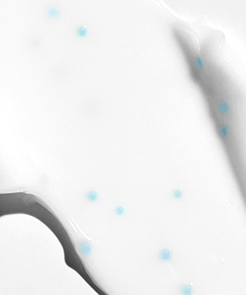 Texture of VT COSMETIC PDRN Cream 100 50ml with blue moisturizing spheres