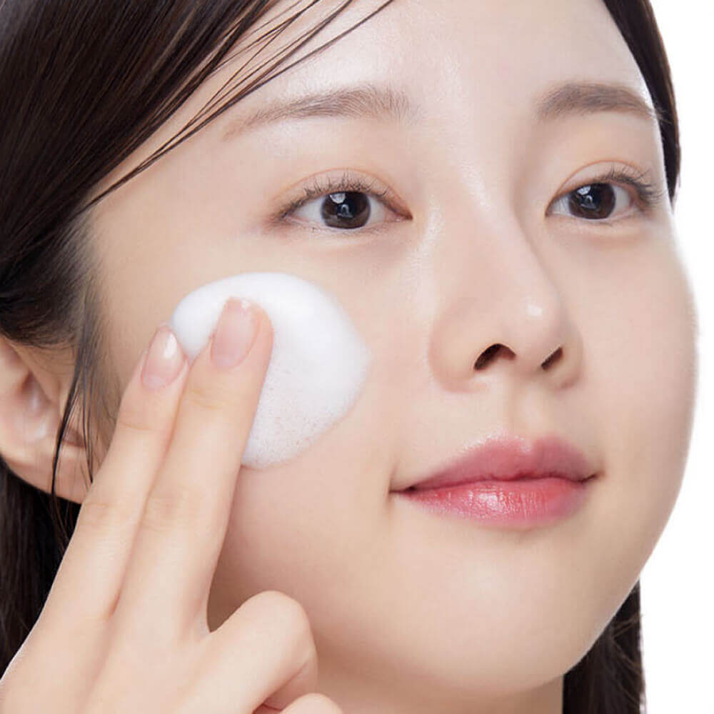 Woman applying VT COSMETIC Retinol Collagen Pink Microbubble Serum 70ml on her face