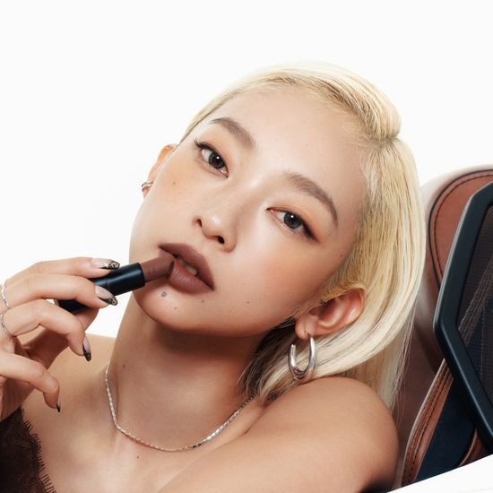 Model applying WAKEMAKE Soft Blurring Balm Stick on lips