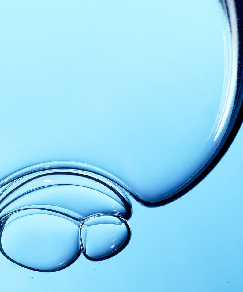 Close-up of liquid texture for WHAMISA Organic Algae Fermented Body Cleanser 490ml, showing clear bubbles and smooth surface.